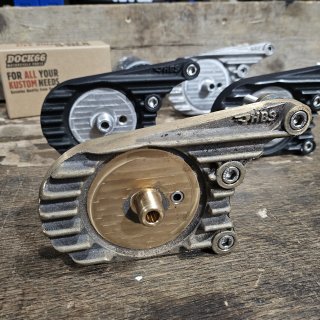 Oil filter mounting plate brass for 4-speed Harley Big Twin from HBS Customs