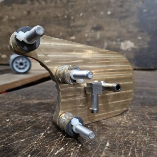 Ölfiltermontageplatte für 4-Gang Harley Big Twins Messing raw von HBS Customs